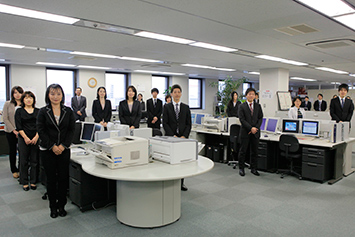 お客様を迎えるときは全員が起立して笑顔でご挨拶！