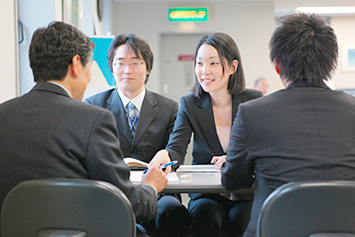 お客様のご相談を親身にうかがい、柔軟かつ積極的に問題解決を模索します。
