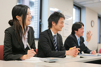 こちらは社内ミーティングの一コマ。どんなに小さな問題でも一丸となって議論を重ね、解決を目指します。