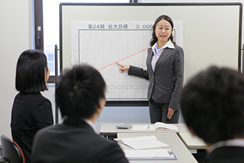 個人のフットワークで集めたデータを社内でしっかりと共有・分析。チームワークがあるからこそ、個人技も光ります。