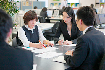 自分の判断に間違えがなかったか？常にお互いの仕事に対しチェックを重ねます。客観性って大事ですよね。